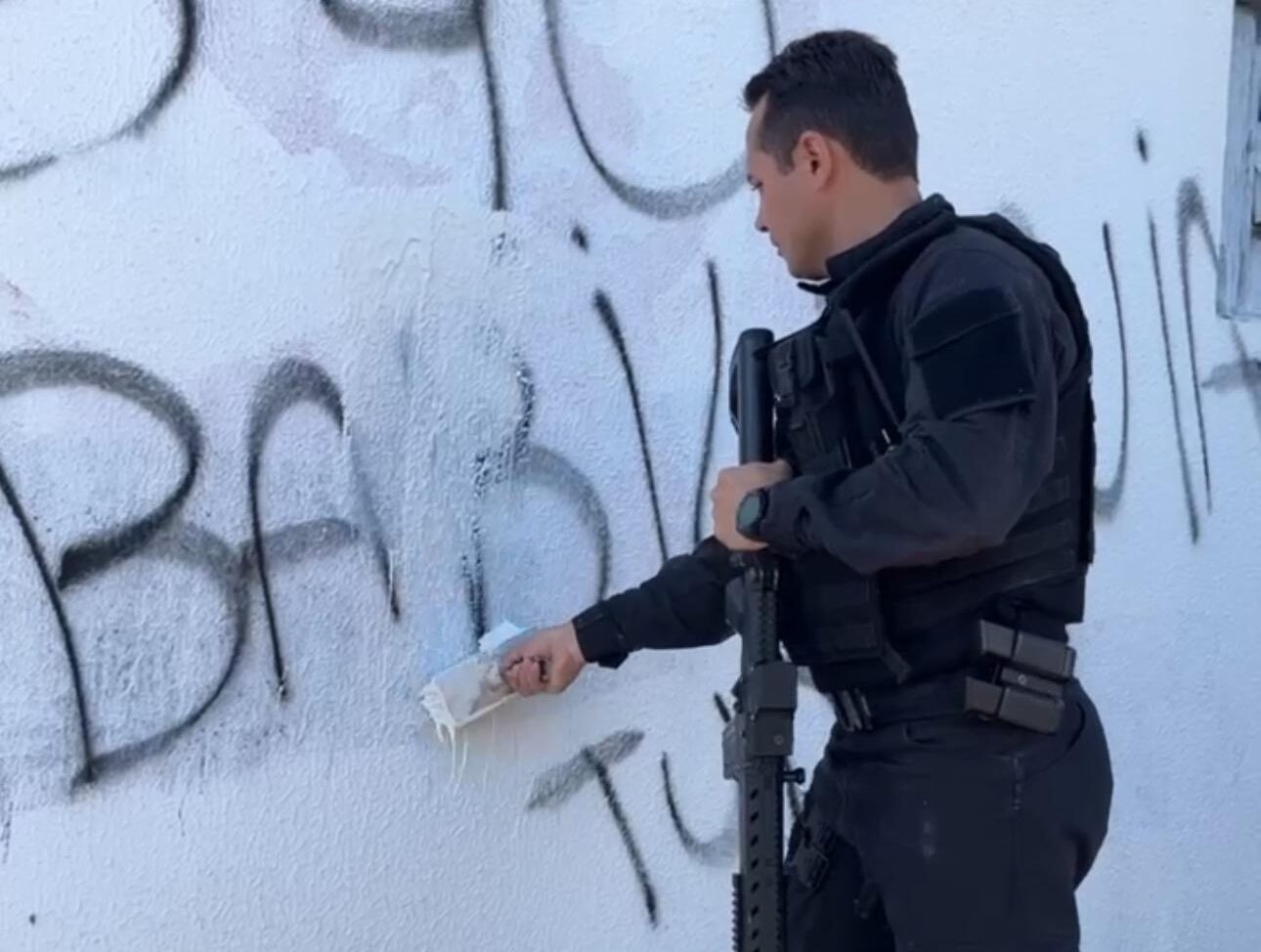 DRACO remove pichações de organizações criminosas em ação no Torquato Neto