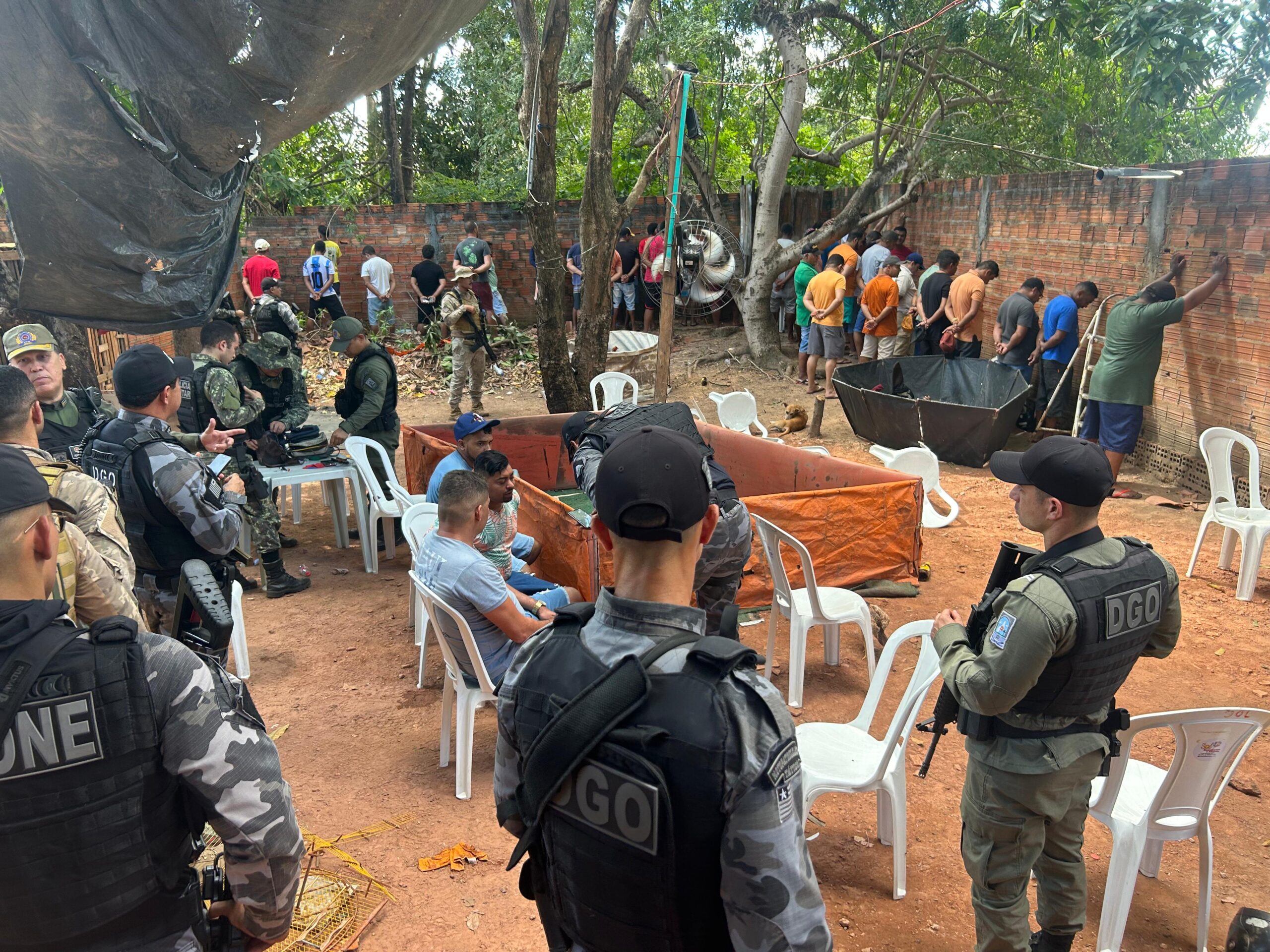 Polícia Militar desarticula rinha de galos e conduz 43 pessoas à Central de Flagrantes em Teresina