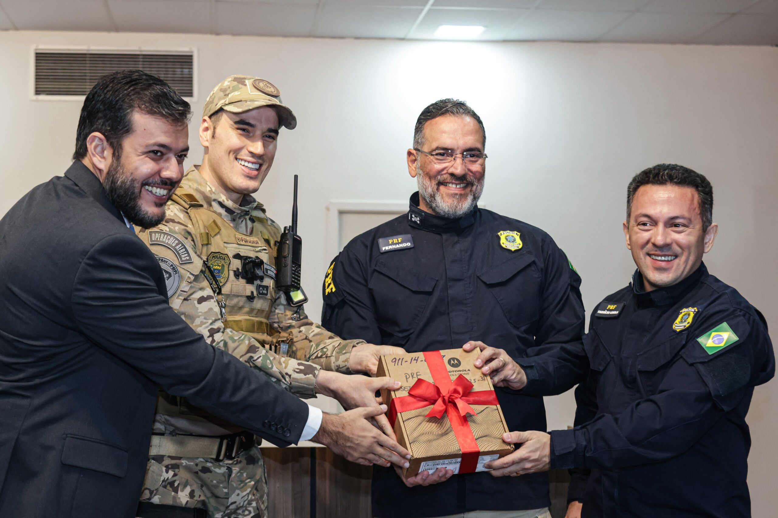 SSP entrega equipamentos de radiocomunicação à PRF e reforça integração entre as forças de segurança