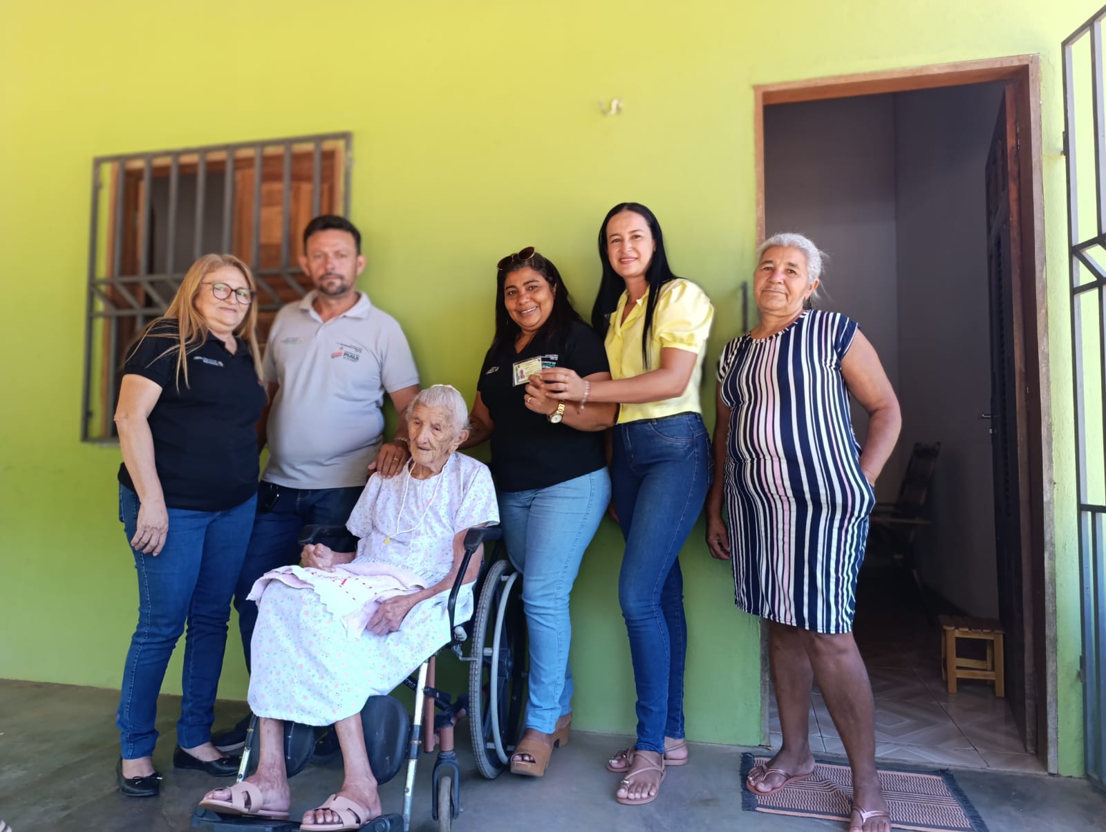 Dona Raimunda, de 104 anos, recebe nova identidade por meio de visita domiciliar em Piripiri