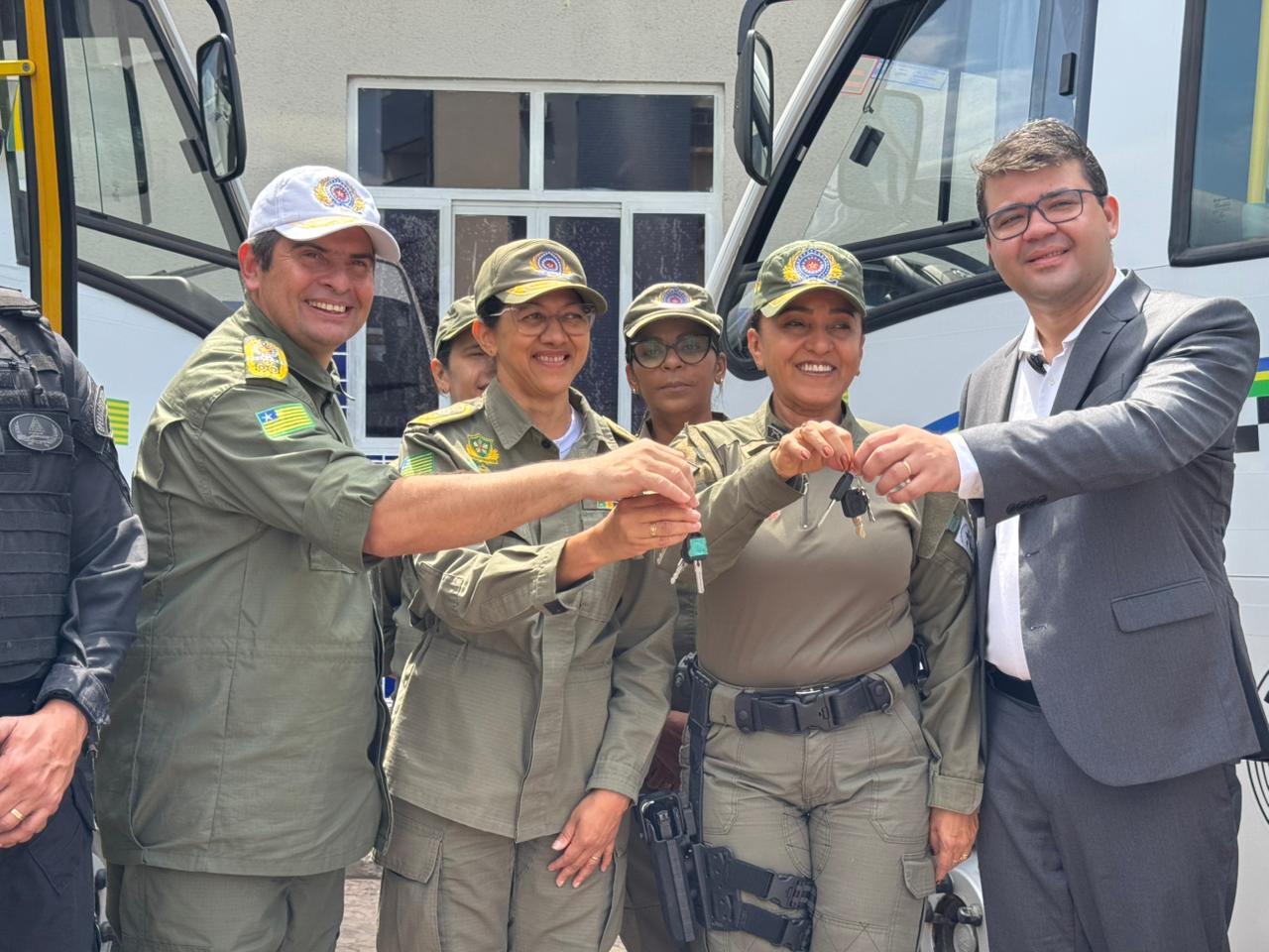 Governo inaugura Comando de Polícia Comunitária e reforça projetos sociais da PM-PI com novos ônibus