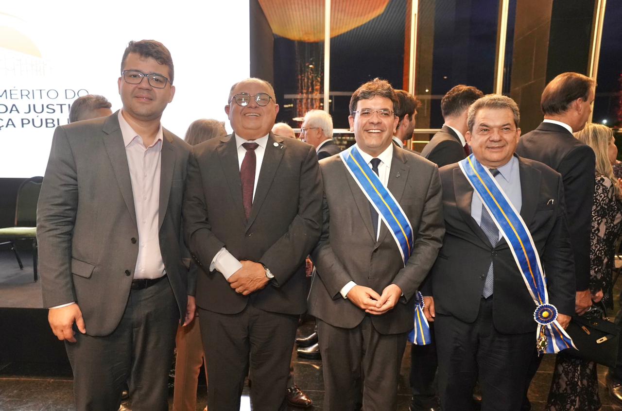 Governador Rafael Fonteles recebe honraria do Ministério da Justiça e Segurança Pública