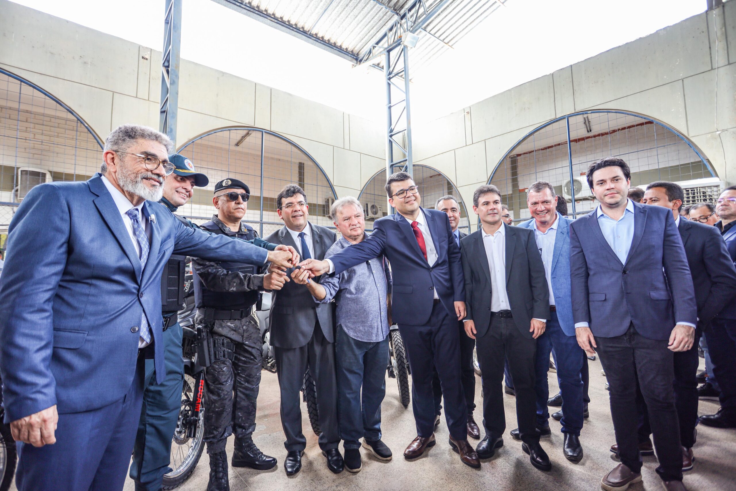 Investimentos em segurança pública marcam entrega de armamentos, motocicletas e novo uniforme da PM-PI