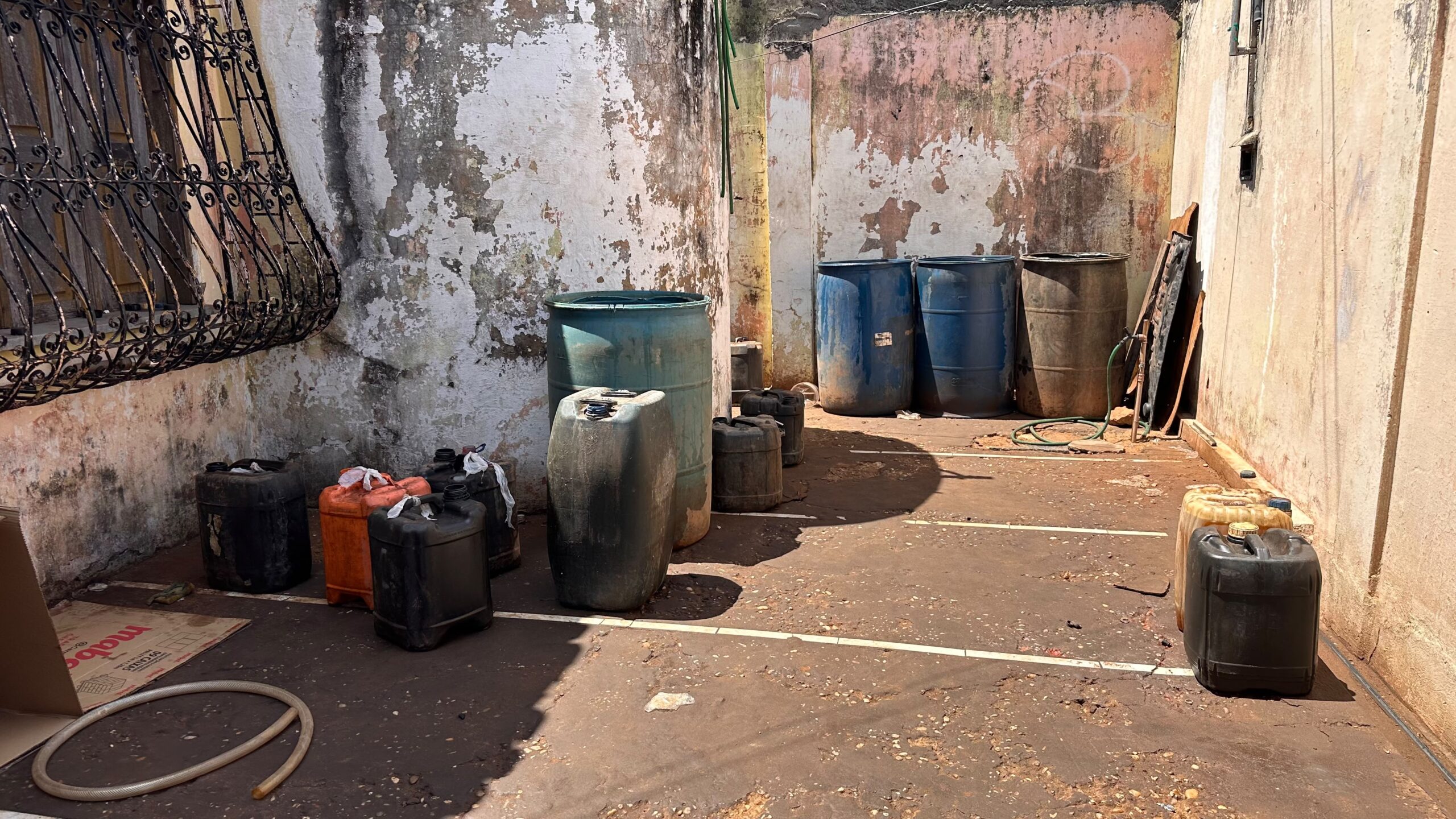 SSP-PI apreende mais de 840 litros de combustível em depósito clandestino durante operação em Teresina